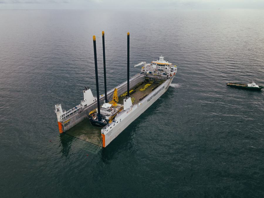 Offshore lift vessel with legs raised at sea